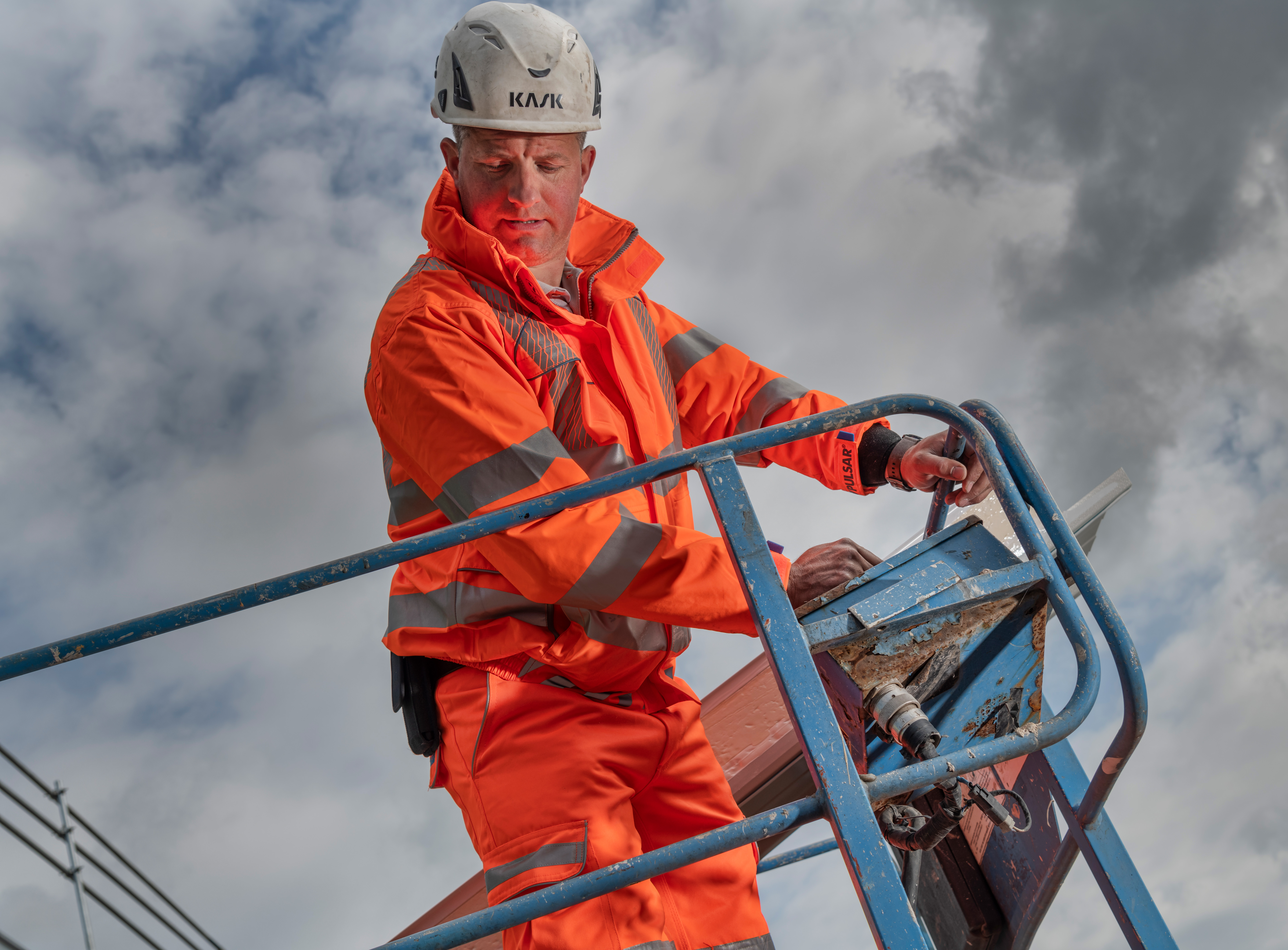 vendor-pulsar-worker-in-orange-Pulsar-hi-vis-garments.jpg